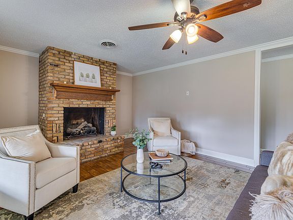 3rd image of 2219 Redwood Dr