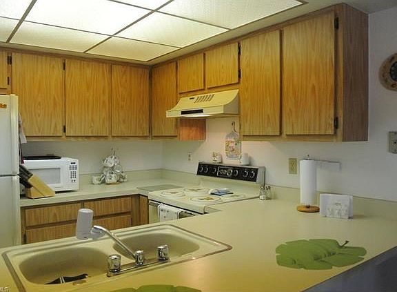 3rd image of 5745 Foxlake Dr APT F