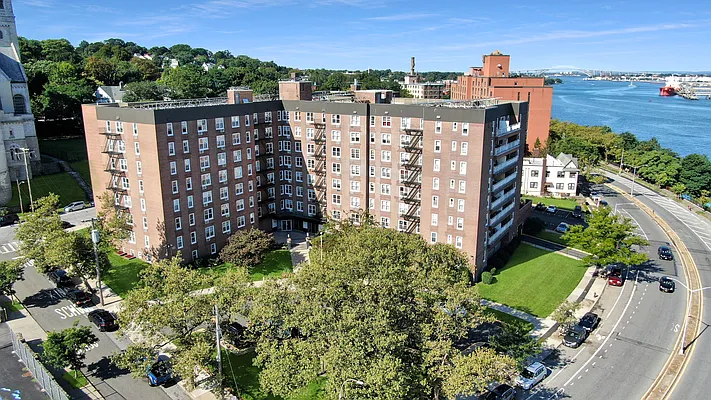 Sold by PRENDAMANO REAL ESTATE | media 36