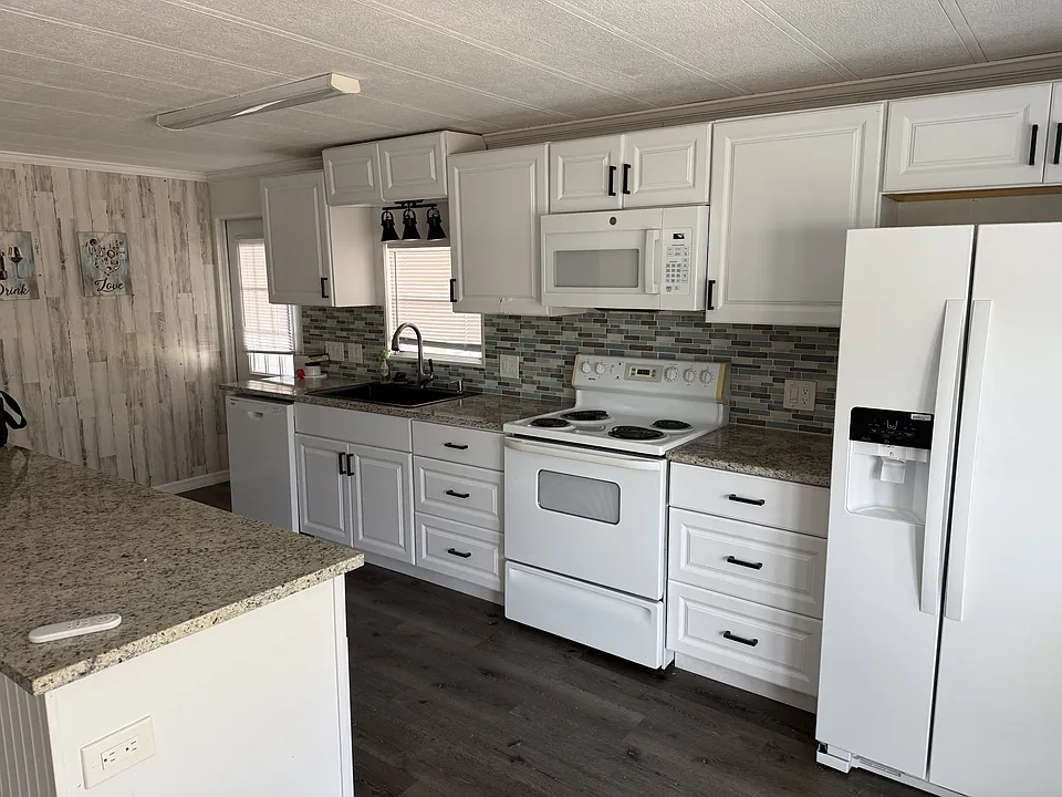 245 Lake Tarpon Dr