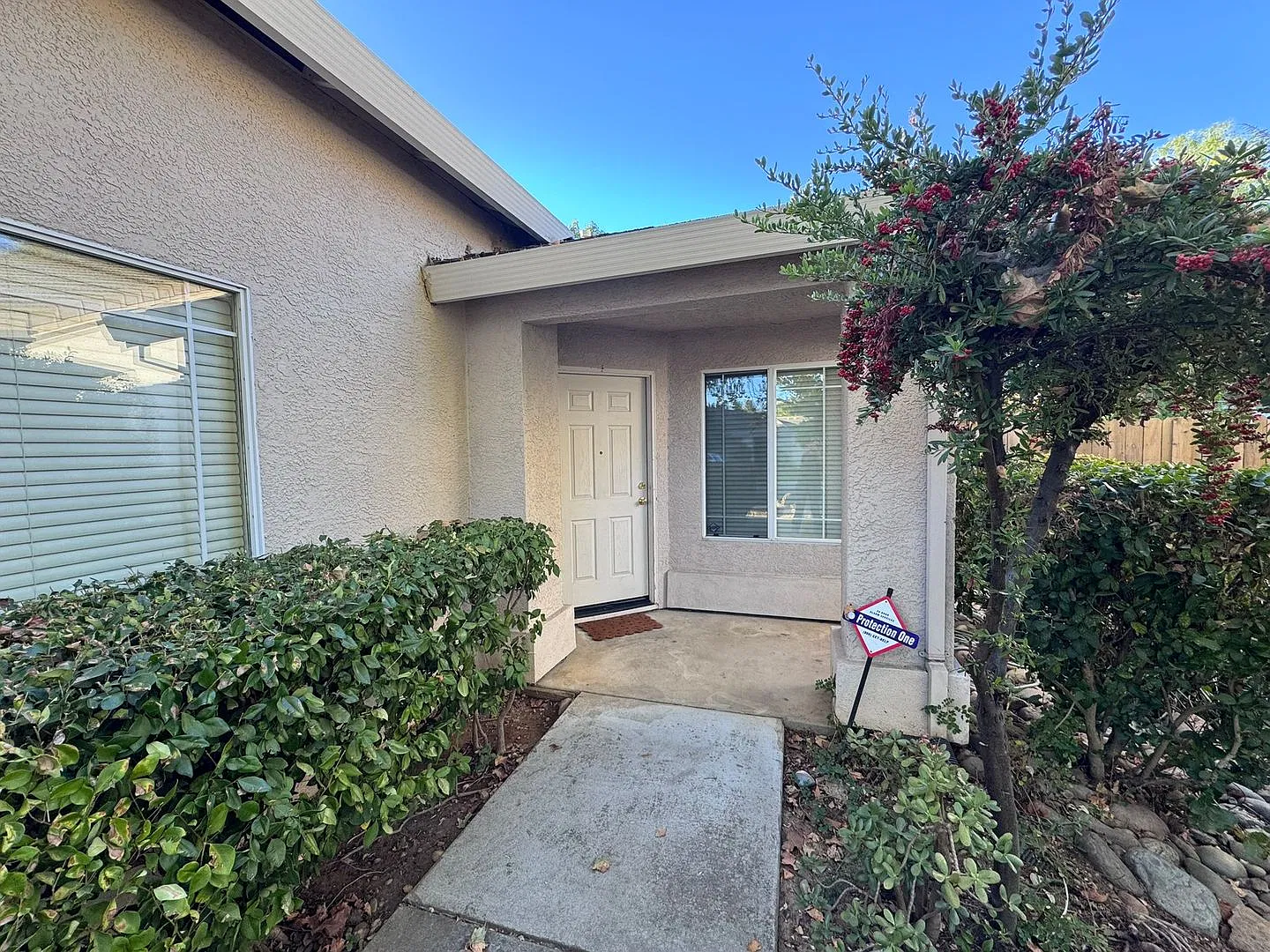 Spacious Single-Story Home in Desirable Elk Grove! — Photo 3
