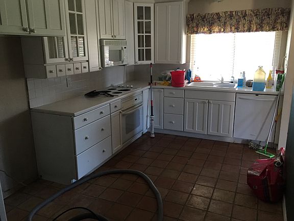 5th image of 304 Elmwood Ct