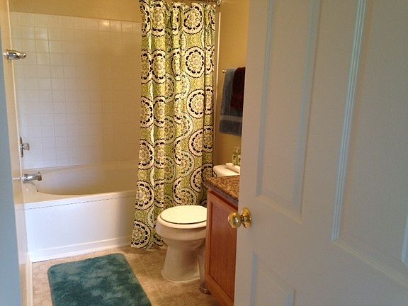 large bathroom w/ linen closet