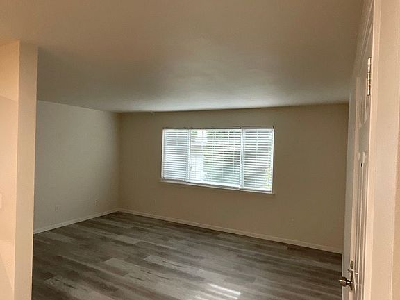 4th image of 1619 127th Ave NE #D2