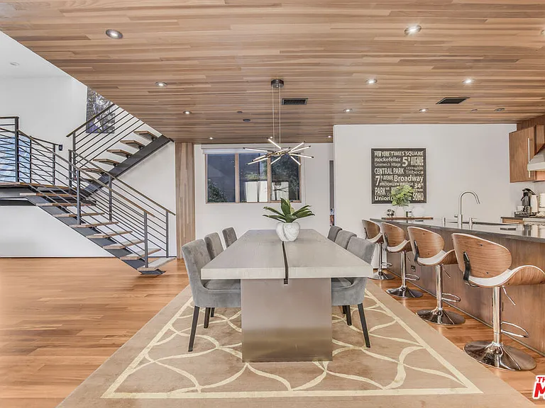 661 Broadway St — Photo 13