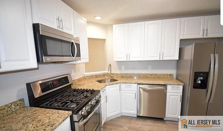 1st image of 49 Farnham Sq