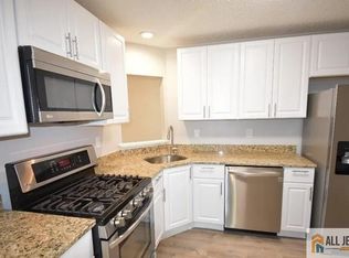 49 Farnham Sq, Parlin, NJ 08859