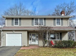 90 Cardo Rd, Hamden, CT 06517