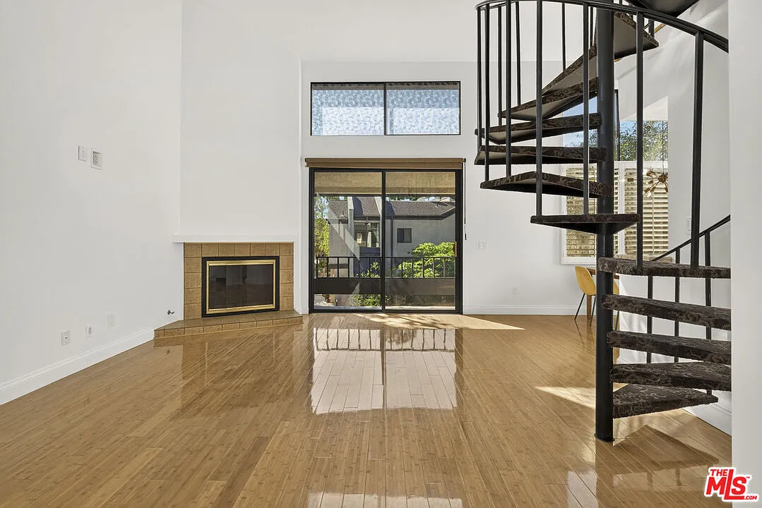 1 bed, 1.0 bath, 846 sqft, $3,300 — Photo 2