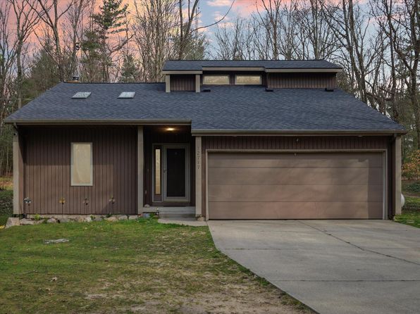 12717 White Swan Dr, Greenville, MI 48838