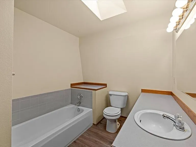 400 S Morain St #7 — Photo 14