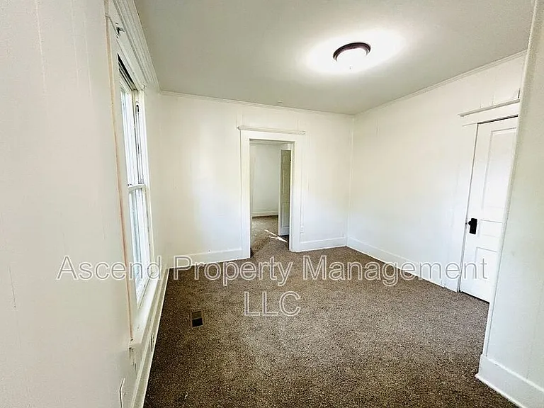 1006 Rockway Dr — Photo 7