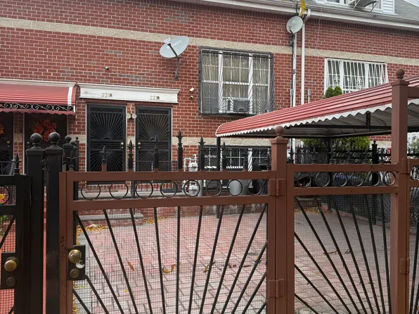 221 Macdougal Street image 1 of 18