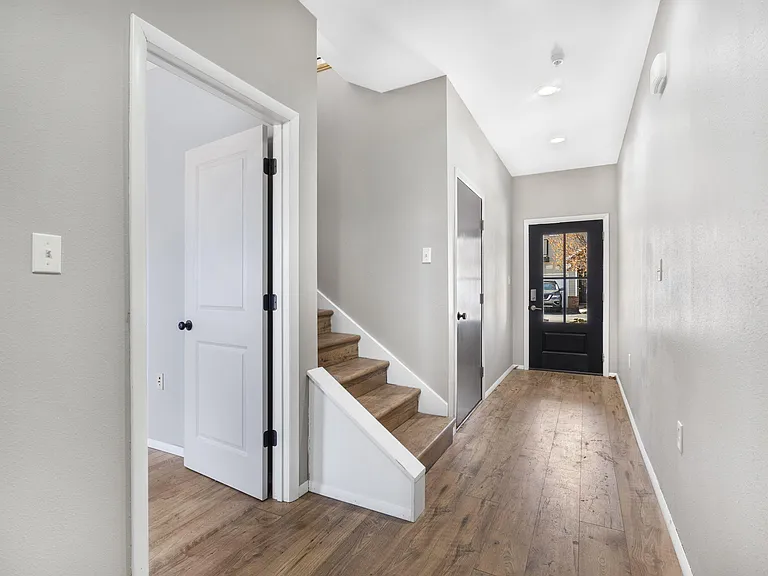 710 W Walnut St — Photo 5