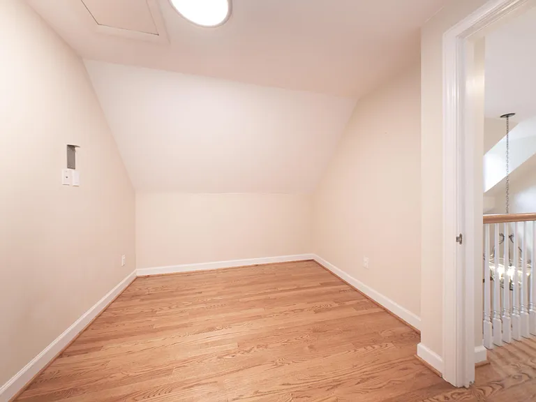 1688 Northlawn Blvd — Photo 36