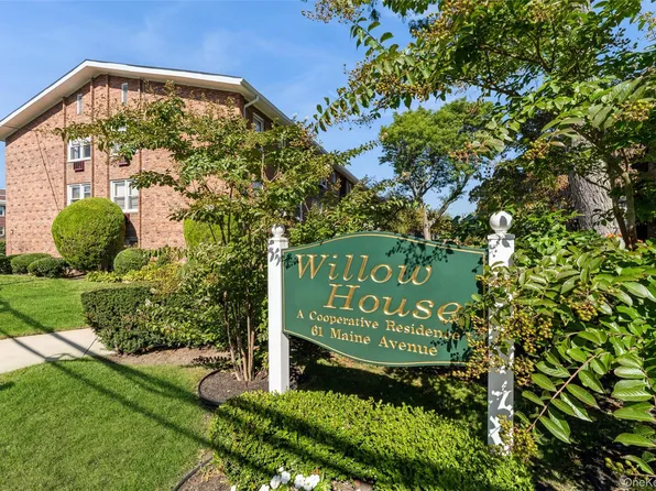 61 Maine Avenue #D14, Rockville Centre, NY 11570