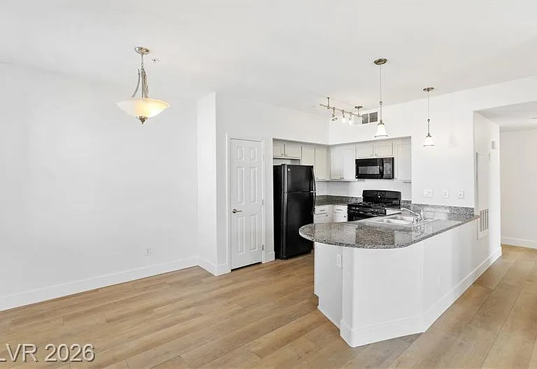Spacious kitchen with breakfast bar and dinning room