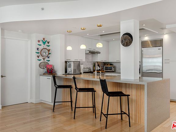 5th image of 13600 Marina Pointe Dr Unit 812