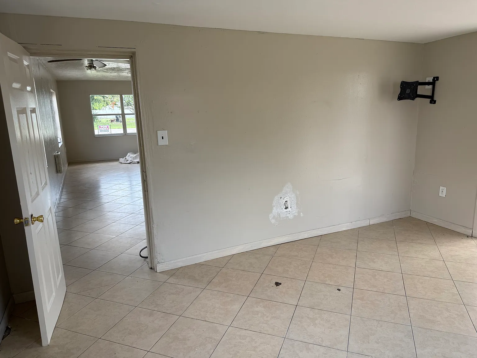 3 bed, 850 sqft, $1,595 — Photo 1