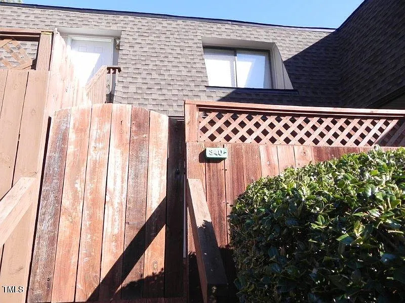 2 bed, 2.0 bath, 1100 sqft, $1,475 — Photo 2