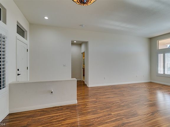 4th image of 10821 Mission Lakes Ave
