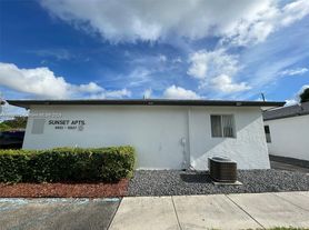 6921 Pembroke Rd, Pembroke Pines, FL
