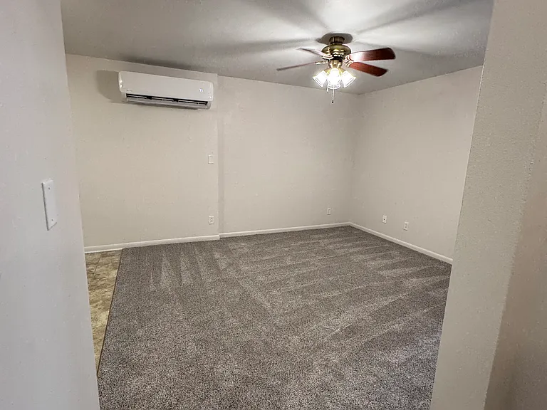 919 1/2 Main St #1F — Photo 2