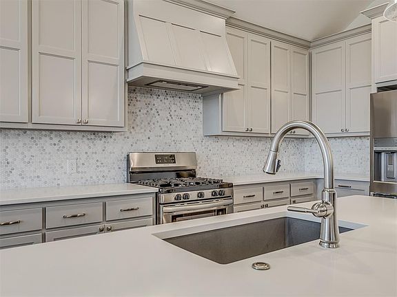 3rd image of 204 Ivory Dr