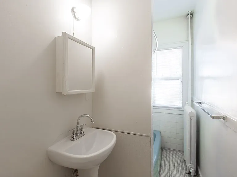1325 W 27th St — Photo 14