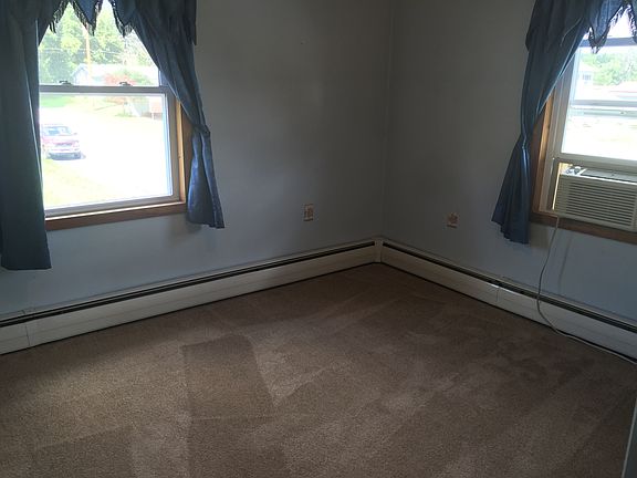 Master Bedroom w New Carpet