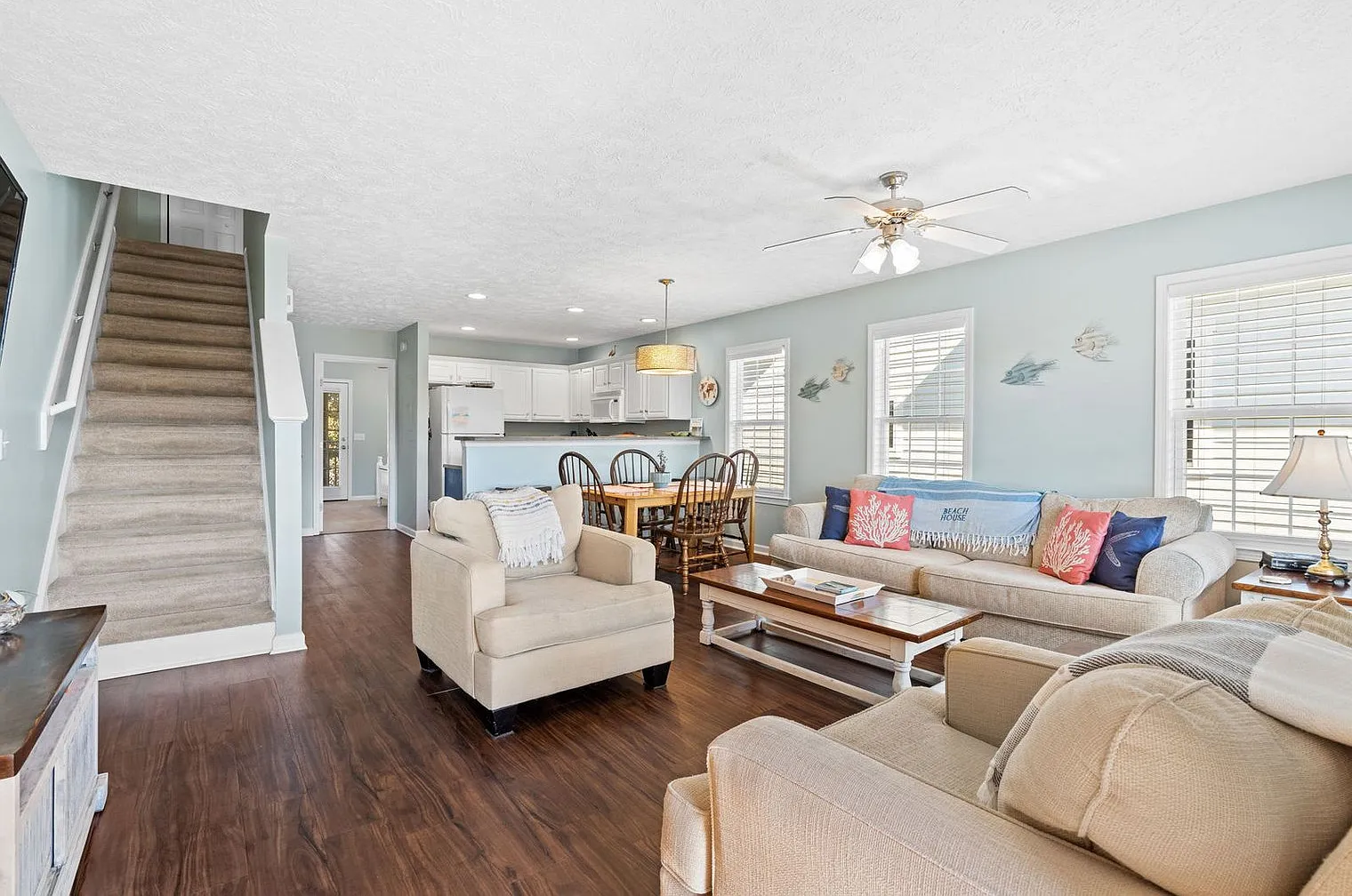 3 bed, 3.0 bath, 1356 sqft, $5,033 — Photo 2