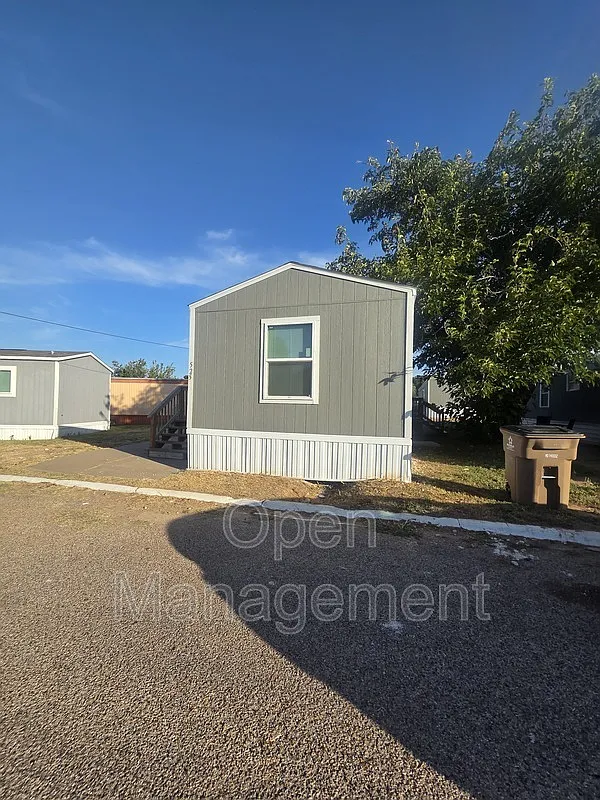 2 bed, 1.0 bath, 784 sqft, $899 — Photo 2