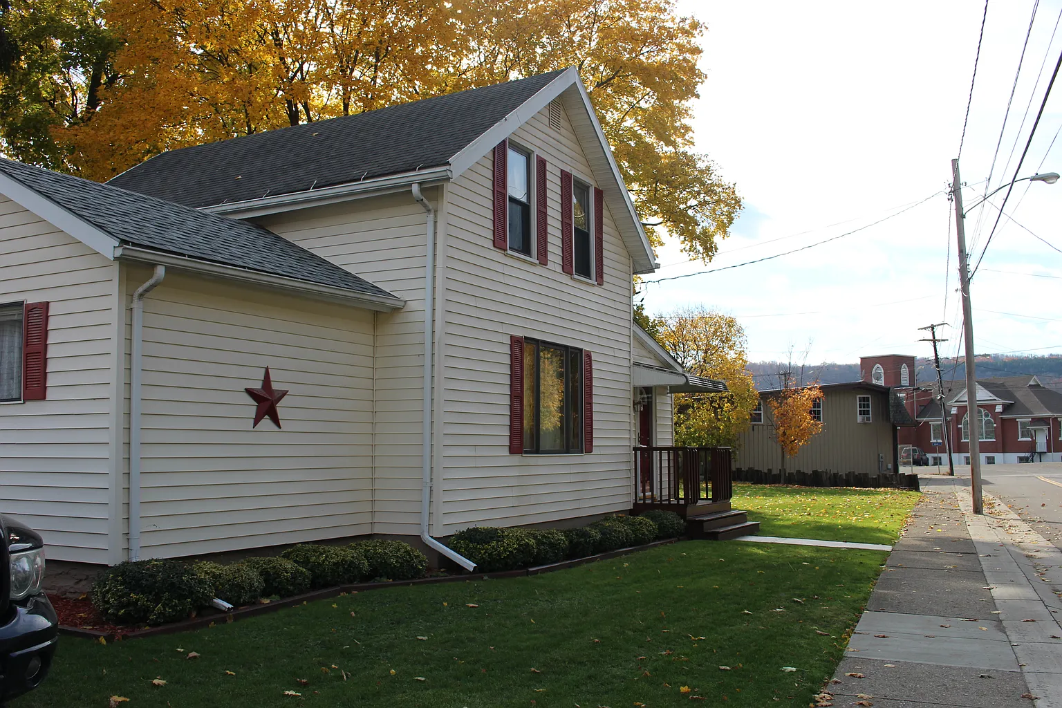 4 Oak Hill St photo 1