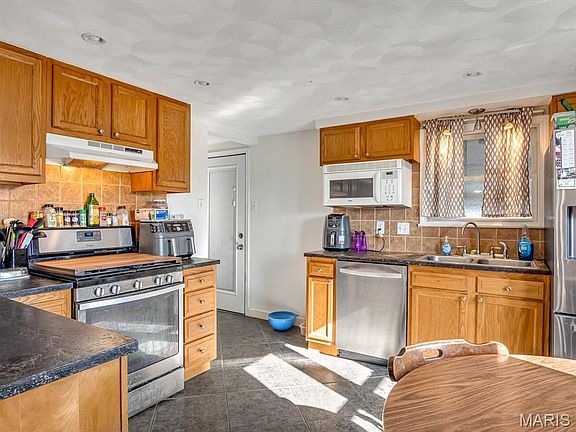 5th image of 237 N Moore St