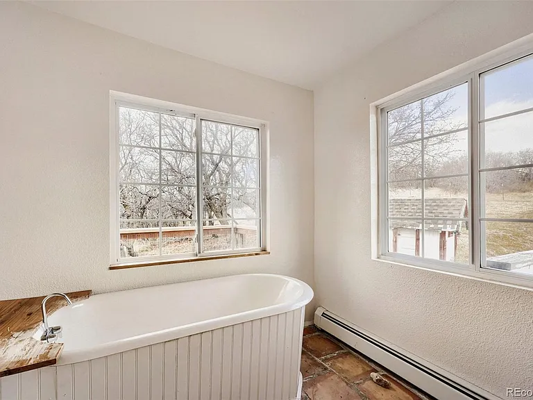 433 W Tomah Rd — Photo 17