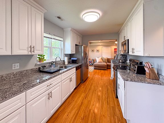 3rd image of 5557 Aurora Dr