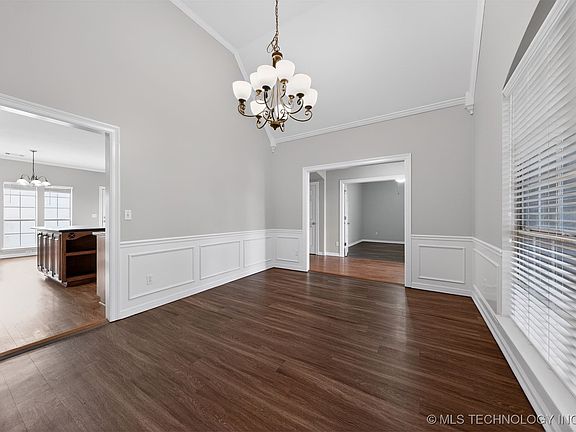 2nd image of 1907 W Rockport Pl