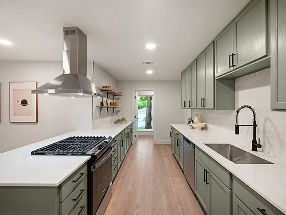 5th image of 2329 Southwood Dr