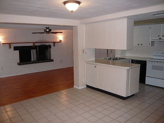 3rd image of 3438 Overland Dr