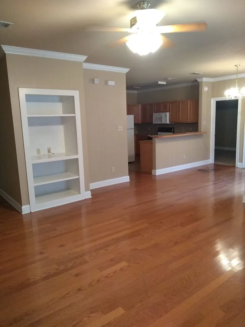 2 bed 2 bath with washer/dryer — Photo 2