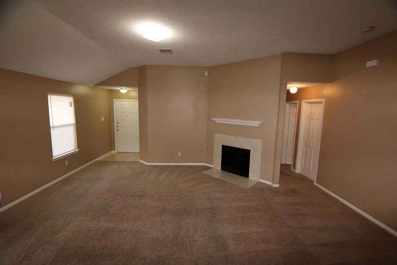 3 bed, 2.0 bath, 1495 sqft, $1,725 — Photo 4