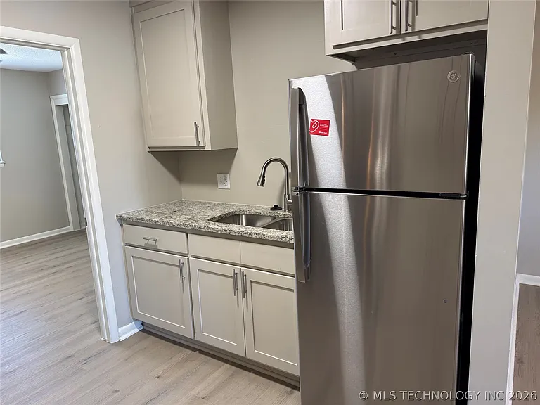 1809 E 2nd St #12 — Photo 7