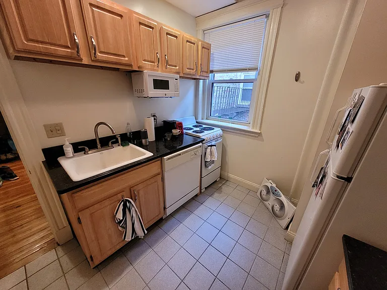 100 Queensberry St #11 — Photo 4