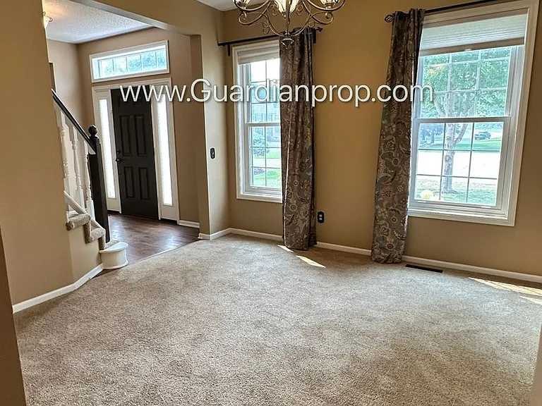 4046 Albany Cir — Photo 7