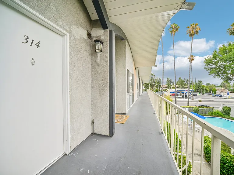 Sherman Garden Apts.. Gorgeous Newly Remodeled Apartments!! CALL NOW! — Photo 5