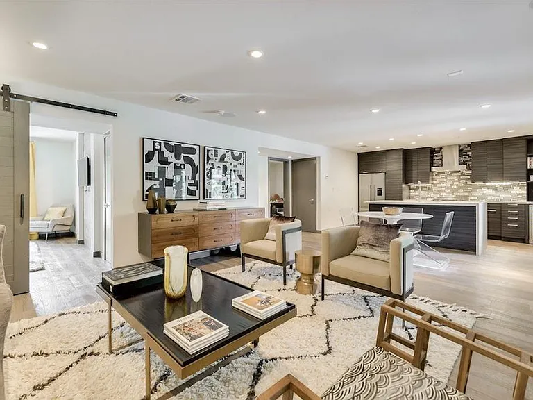 1410 Hyde Park Blvd #101 — Photo 2