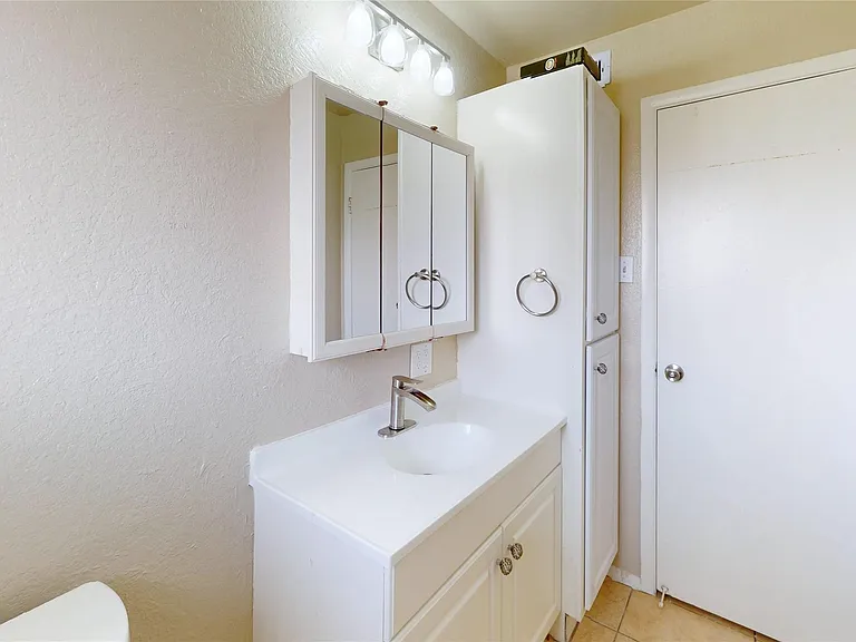 210 W G St — Photo 18