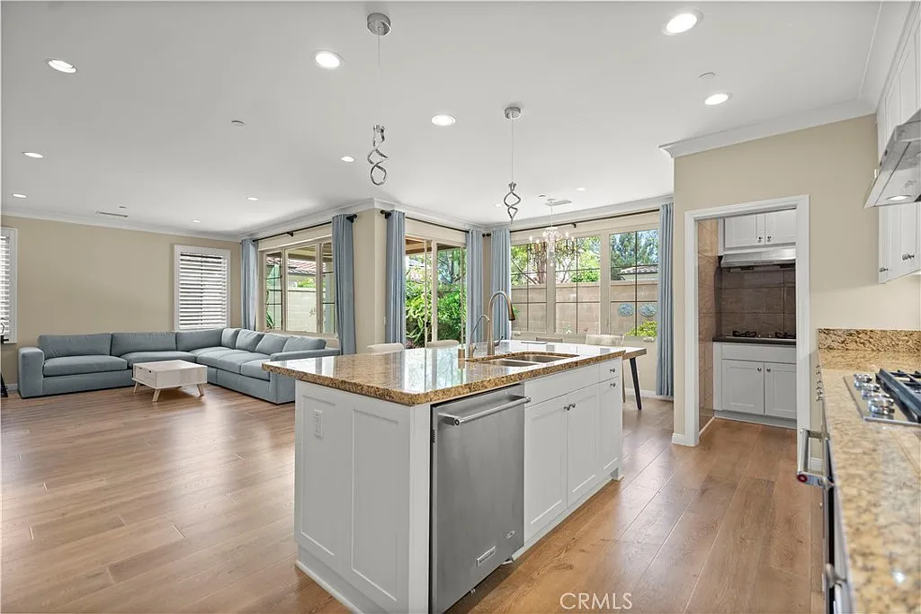 3 bed, 2.5 bath, 2073 sqft, $5,700 — Photo 4
