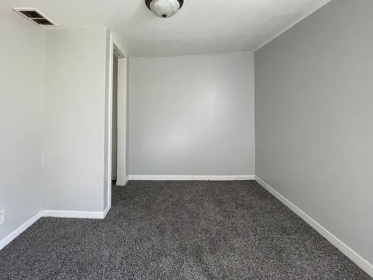 1521 & 1521 1/2 E Kirby Ave (AARC Management, LLC) — Photo 11