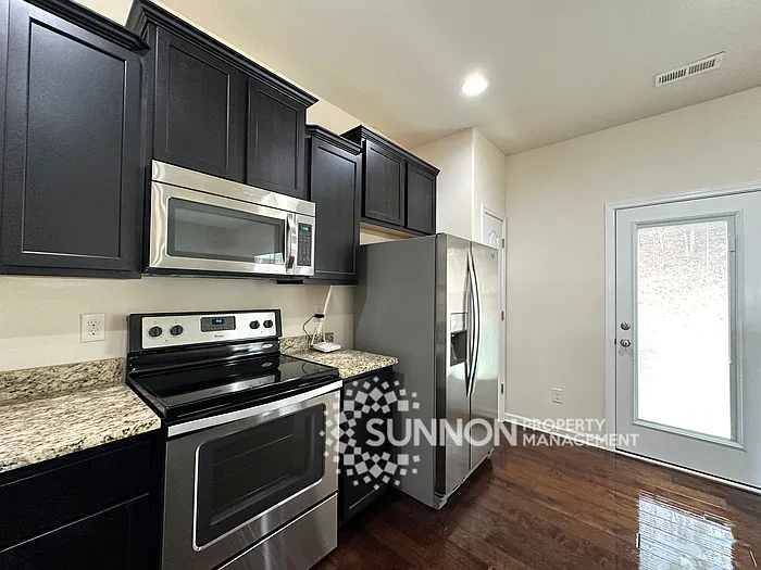 3 bed, 2.5 bath, 1389 sqft, $1,995 — Photo 4